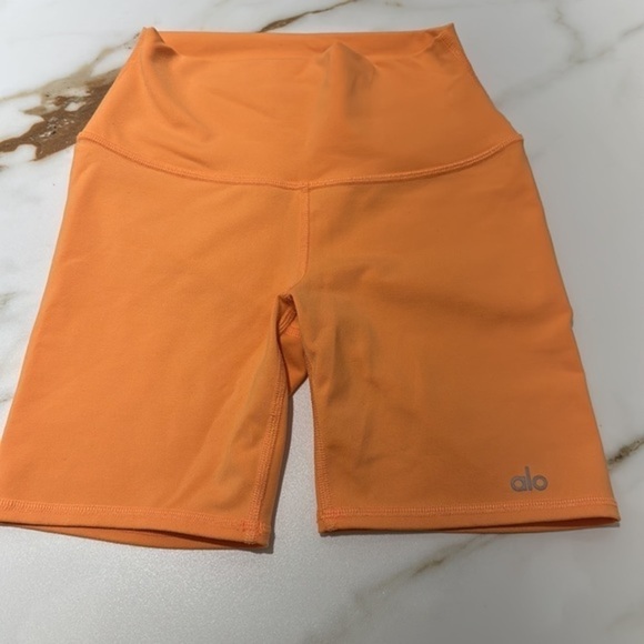Alo Yoga biker shorts 7” - Picture 2 of 7